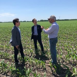 South Korea’s Largest Feed Miller Visits Illinois Corn Crop
